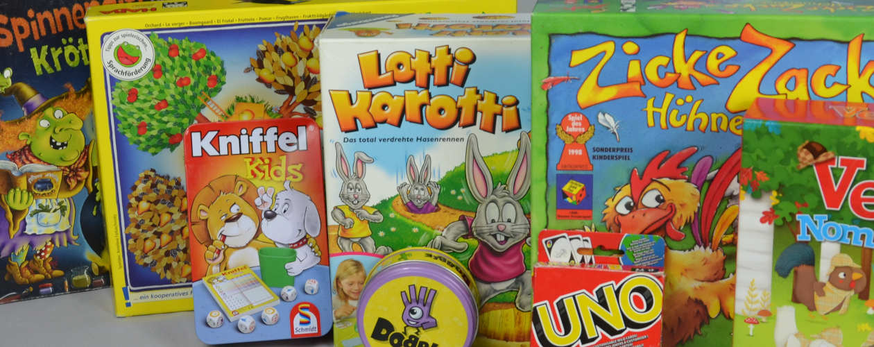 Die 10 besten Familienspiele für Kinder zwischen 3 und 6 Jahren - eine Auswahl an Spielkartons u.a. Zicke Zacke Hühnerkacke, Lotti Karotti, Verfuxt. u.v.a.