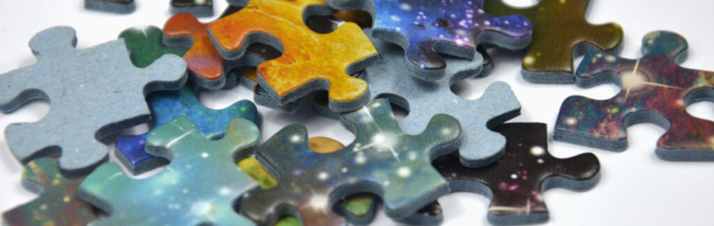 Bunte Puzzleteile als Symbolbild für Kooperative Spiele
