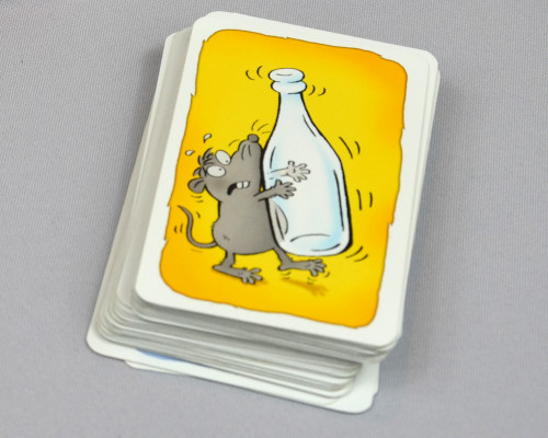 Spielkarte Geistesblitz: zu sehen ist eine graue Maus, die eine weiße Flasche hält.