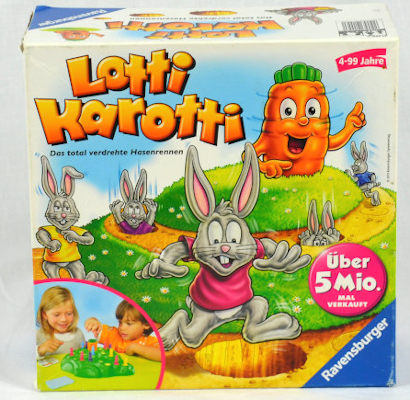 Karton vom Famiilienspiel Lotti Karotti mit mehreren Hasen im Vordergrund und einer großen Möhre im Hintergrund