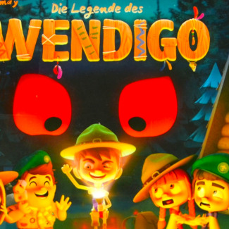 Cover Die Legende des Wendigo zwei rote Augen schweben über Pfadfindern die um ein Lagerfeuer sitzen