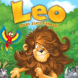 Löwe Leo mit langer wallendender brauner Mähne, dahinter sind dichter Wald und ein Zebra, Nashorn und Papagei zu sehen